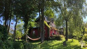 Landschaftspark mit Obstplantage, Bienen