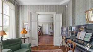 Building conservation–enthusiast family with four children (ages 5-11) and two adults.