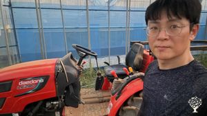 "Help Wanted"<JN_136> 유기 전환 중인 유럽종 포도원/A European Grape Vineyard in Organic Transition