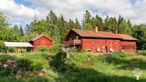The historical workers' settlement in the midst of lakes.