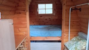 Interior de la caseta de fusta / allotjament.