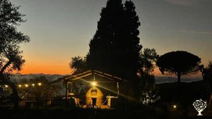 Spazio 'Pizzeria' con forno a legna.