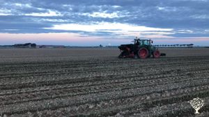 Azienda agricola biodinamica con allevamento di bestiame, produzione ortaggi, miele e latticini