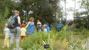 Minigolf écologique et parc à jeux qui traverse 5 jardins exotiques.