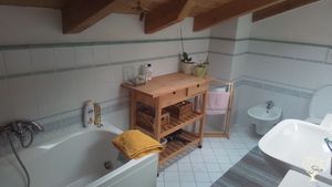 La casa è immersa nel bosco. Coltivo frutta, viti, olivi per uso famigliare, api e galline.
