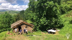 Tejado terminado! colocando viga de entrepiso con amigos.
La finca en primavera 