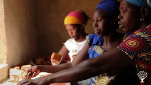 Oumy, Mossane et Thiane making soap
