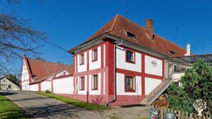 Ekologické hospodářství s pěstováním obilí, senáží , sena a chovem dobytka. Výroba sýrů.