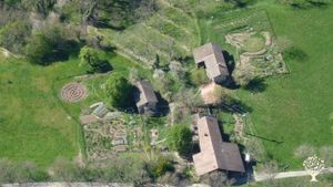 Le JdB (à droite clignant de l'oeil) fait partie intégrante de la "Ferme de Sans" 