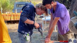 Fynn et Louis lors de l'après-midi low tech DIY de François : fabrication de jeux en bois. 