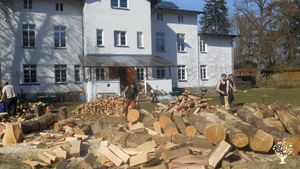 In Frühjahr haben wir viel Holz vor der Hütte