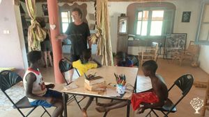 Soutien scolaire dans la bibliothèque. 