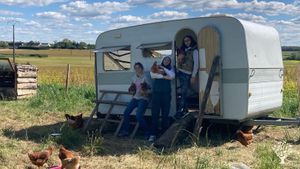 Ferme diversifiée biologique en maraîchage, poules pondeuses et tourisme équestre