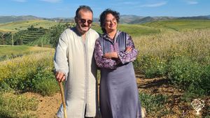 Ferme ecologique avec un potager en permaculture, des arbres fruitiers, des animaux de la ferme,