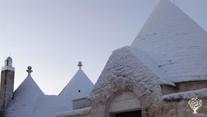 Viviamo in un trullo in collina a 20 km dal mare con un paio di ettari coltivati a ulivi, mandorli
