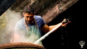 Distillerie artisanale d'huiles essentielles  ⚗️🇷🇪