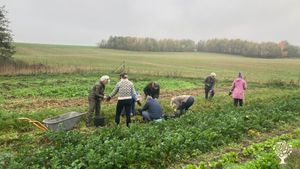 Some of the 25 members who share the biodynamic garden project here with us at Duemosegaard.