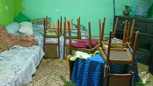 Comedor con canapé y sofá cama. Estufa de leña. Mesa con sillas. Da a un pequeño patio al exterior. 