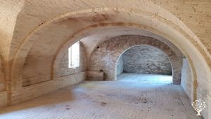 Grande casa patronale con ulivi, noci, bosco, animali da allevamento e orti biologici