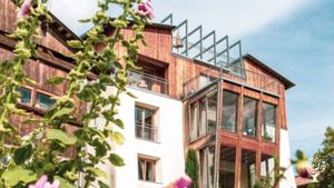 Vorderansicht des Mairhofs mit Wintergarten.