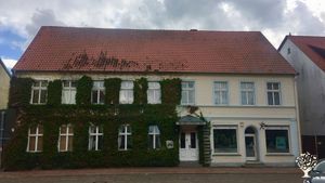 Es ist ein alter Vierseithof, eine ehemalige Kutscherstation im Wiederaufbau.