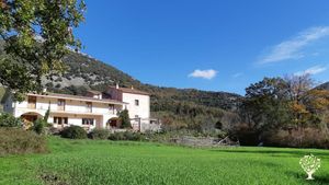 Cerchiamo di autoprodurre il cibo che mangiamo,e una vita semplice e tranquilla.