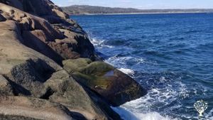 Les côtes en Minganie sont splendides, caps de granit, tapis de petits fruits et plages de sable fin