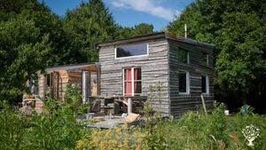 La Hulotte en 2017 ! Elle a un peu changé depuis. C'est la cabane co, où on partage les repas.