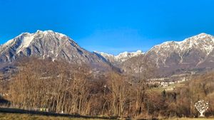 Casa situata a 600 metri di altitudine , con orti, pollaio, frutteto, boschetto di acacie, bosco mis