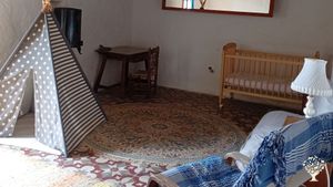 Somos una familia con dos hijas, que vivimos en medio del bosque mediterráneo.