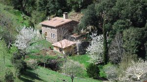 Ferme de 6 ha, moyenne montagne, jardin bio et éco-construction.