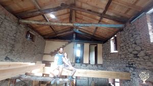 Proyecto de autoconstrucción con huerta y bosque