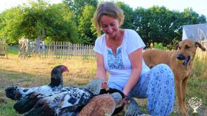 Claudia und Paula und das liebe Federvieh