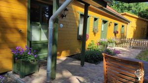 Hauseingang,  Gaestewohnungeingang,  im Hintergrund  Scheune