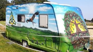 Kunst Wohnwagen auf der Obstwiese - der Mond im Bett