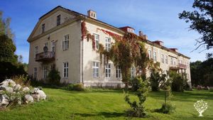 Alternative co-operative community, Communal Living, Educational Centre