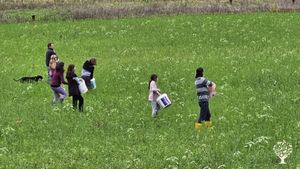 Noi (mancano i bimbi più piccoli) che seminiamo il grano a spaglio