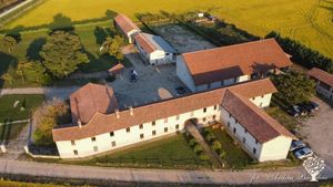 Azienda agricola con servizio di ristorazione, trasformazione e vendita diretta