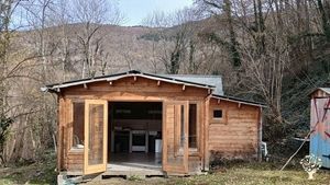 Grange en montagne sur 3ha entre bois et près. Potager environ 800 m2. un cheval , un âne, 2 chiens,