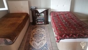 Yaban hayatı içinde meyve ağaçlarıyla çevrili manzaralı hayatın huzur bulduğu yer