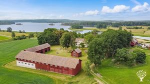 Building conservation–enthusiast family with four children (ages 5-11) and two adults.
