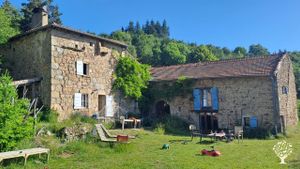 Ferme en train de naître, production de noisette, petit élevage