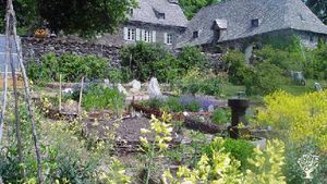Maison ac potager, jardin médiéval & volailles bio