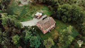 Azienda agrituristica e vitivinicola biologica negli appennini/Bio-Farm with winery on the Hills