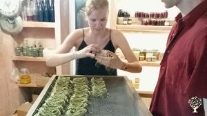 Abitiamo in un piccolo borgo dentro un bosco, abbiamo 8 ha di terra tra bosco e zone coltivabili.