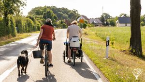 Auf dem Weg in die Käserei, Felix ist auch dabei(Hütehund).
On the way to the cheese dairy.