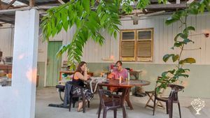 Wwoofers having breakfast at our community space