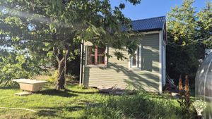 We live rurally in Gothenburg, growing and preserving vegan food with a focus on self-sufficied pres