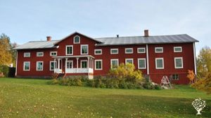 Family farm - farmhouse in Hälsingbland near lakes. Berries, vegatables & chickens.