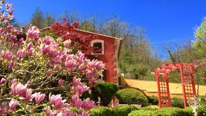 Communauté rurale avec potagers bio, mode de vie en autarcie dans le respect de l'environnement